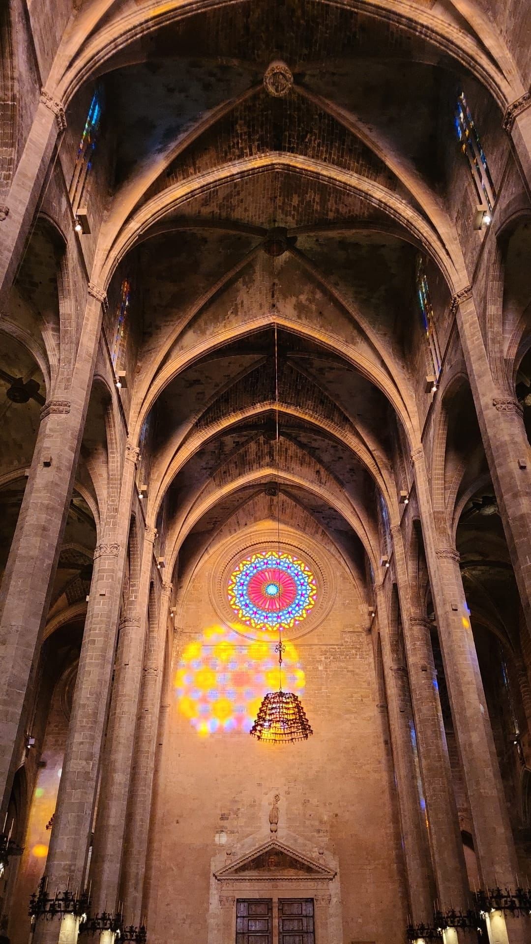 Annual Celebration – Festival of Light: On 2 February and 11 November, sunlight passes through the main rose window and projects onto another rose window, forming a luminous “8” — this natural spectacle is known as the Festival of Light.