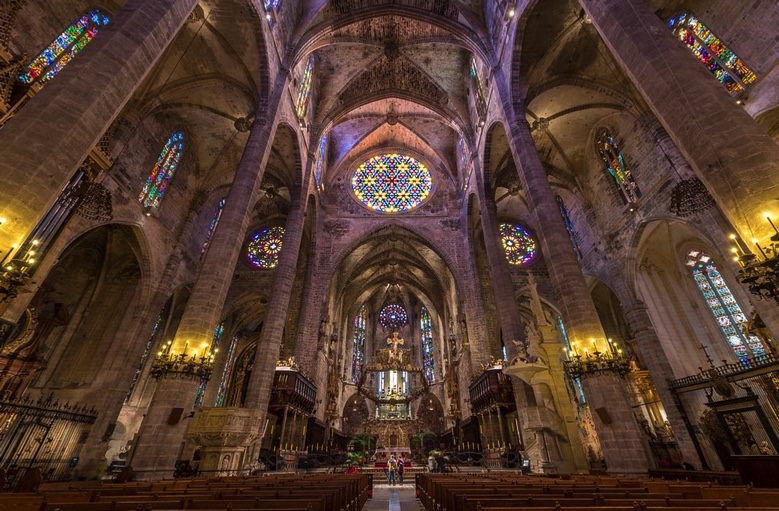 Religious Use: The cathedral remains an active place of worship. Masses are held, and visitors should check the schedule, since services can block tourist access.
