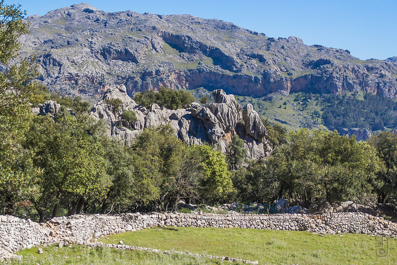 In 2011, UNESCO World Heritage Site status was awarded to Mallorca’s magnificent Serra de Tramuntana. This impressive mountain range – almost 90km long – forms the backbone of Mallorca, and stretches from Andratx in the southwest to the Cap de Formentor in the far north of the island.