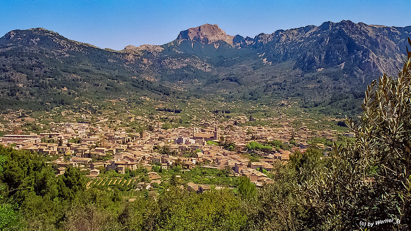 The town of Sóller in the northwest of Mallorca became wealthy because of the valley’s abundant citrus groves. In the 19th century, when the area was isolated from the rest of Mallorca by mountains, the oranges were shipped to France from the nearby west coast Port de Sóller. Many locals went to work in France and returned – their fortunes duly made – to build some of the handsome Modernista properties that grace this town today.